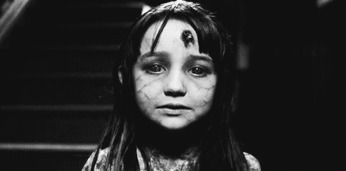 Гиф: Девочка из фильма ужасов