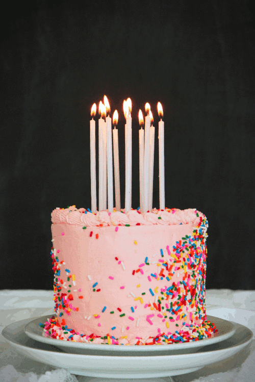 Гиф: Торт со свечами в День рождения