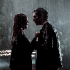 Гиф: Пара целуется под дождём