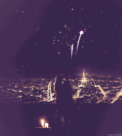 Гиф: Поцелуй во время фейерверка ночью в Париже
