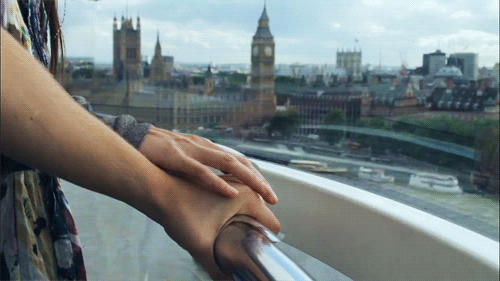 Гиф: Прикосновение кисти руки на мосту