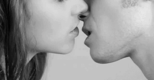 Гифки нежные поцелуи в губы