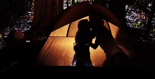 Гиф: Летний роман. Романтическая пара в палатке летом