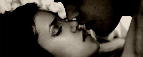 Гиф: Вкусный поцелуй