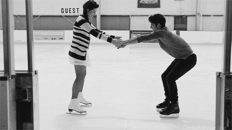 Гиф: Любовная пара катаются на коньках