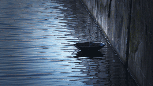 Гиф: Зонт в воде