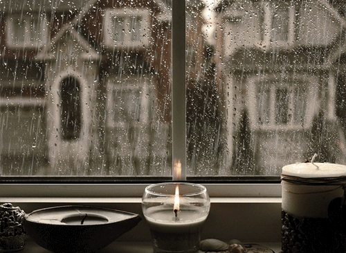Гиф: Горящая свеча, а за окном дождь