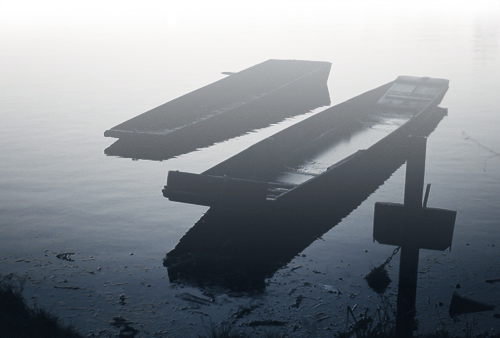 Гиф: Лодки на воде туманным утром