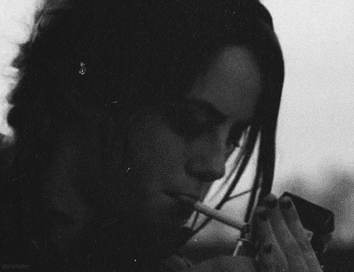 Гиф: Одинокая девушка с сигаретой